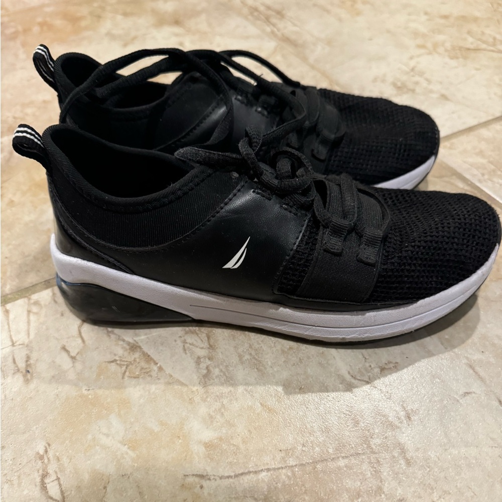 Nautica Youth sneakers size 2, excellent used condition